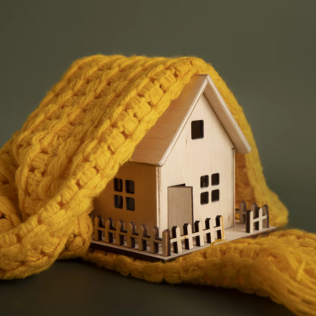 Drewniny-domek-otulony-szalikiem