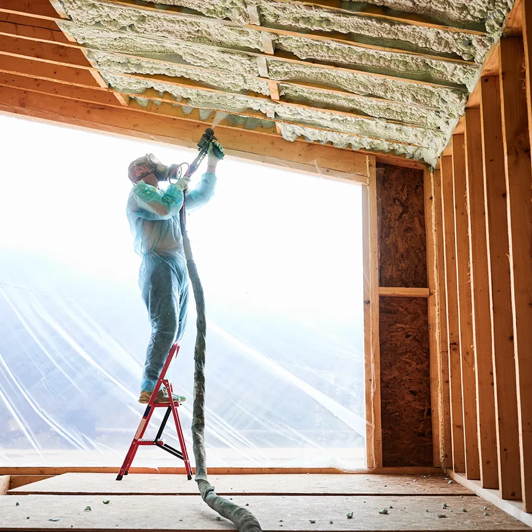 Pracownik firmy Piana PUR Tyrajscy izolujący poddasze pianą PUR